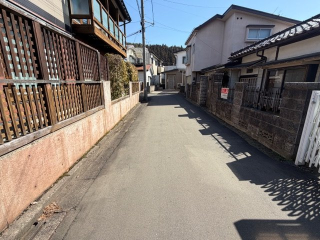 盛岡市加賀野四丁目　売地の前面道路含む現地写真