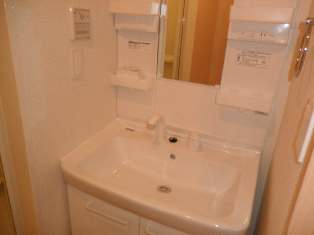 ウィステリアの独立洗面台|脱衣スペースもあります