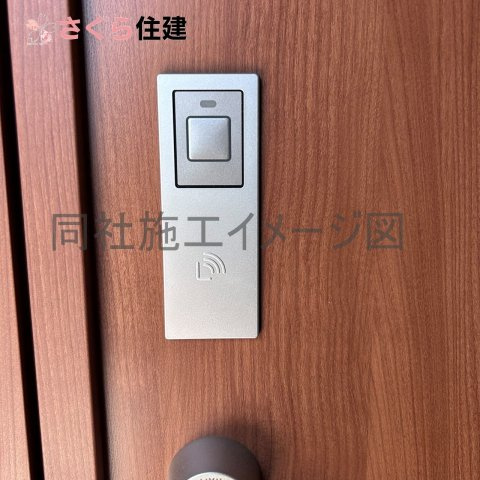 宇都宮市茂原町　１号棟の内観：施工例|同社施工物件の写真です。玄関扉はスマートキー対応で、両手に荷物があっても楽に簡単開け閉め！