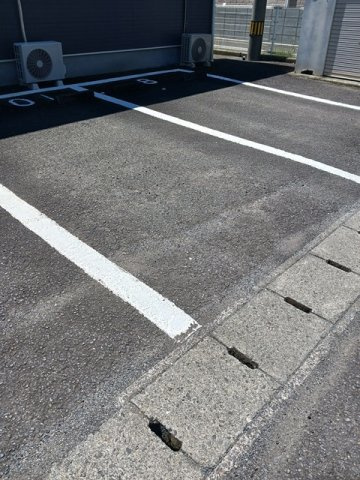 Ｖシャトー　アロースリーⅥの駐車場