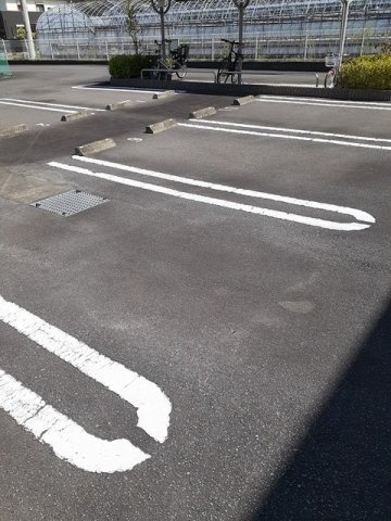 ストロベリーガーデンＡの駐車場