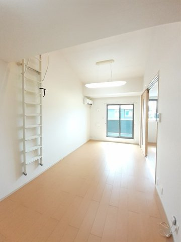 ストロベリーガーデンＡの居間・リビング