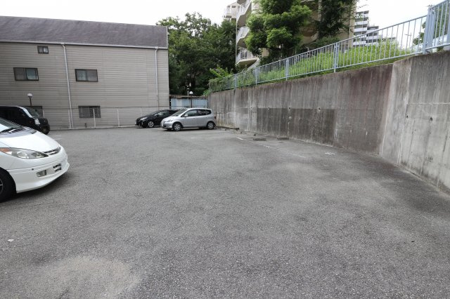 ノーブル須磨の駐車場