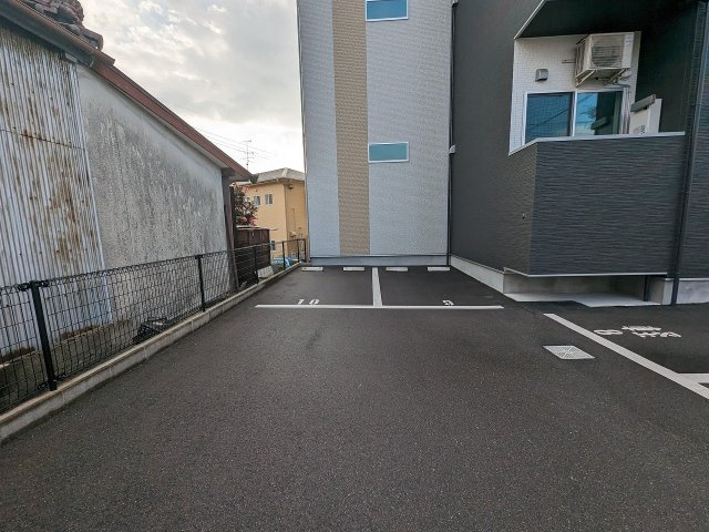 MODERN PALAZZO Isahaya Hattenの駐車場
