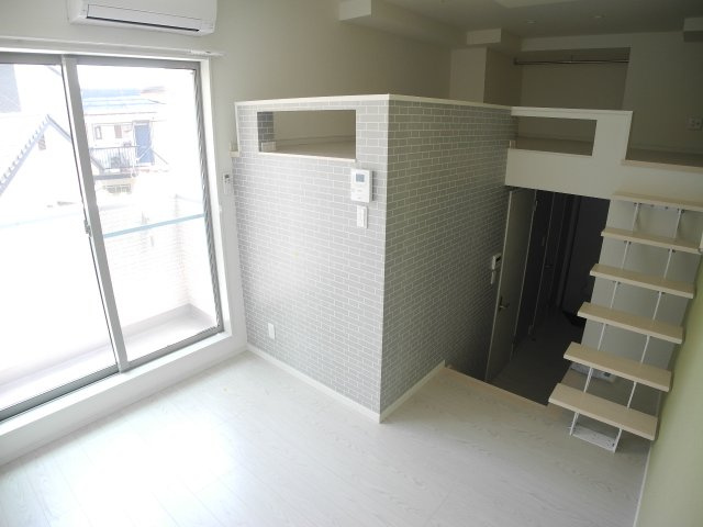 MODERN PALAZZO Isahaya Hattenの居間・リビング