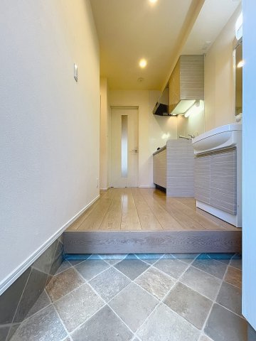 朋久レジデンスの玄関