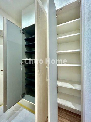 【玄関】 | セザール北綾瀬 | 【玄関】玄関には大型のシューズクローゼットを設置しておりますのでいつでもスッキリりとした空間を保てます。玄関周りを清潔に使うのはとても大事なことですよね。