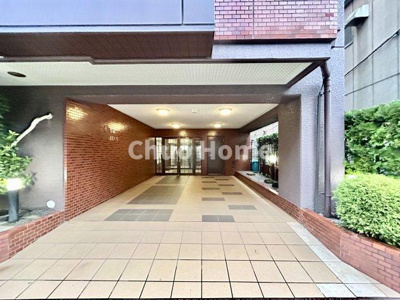 【エントランス】 | セザール北綾瀬 | 【エントランス】マンションのエントランスは、その物件の印象を決める、顔とも言える場所です。毎日通る場所ですからきれいなのが一番です。