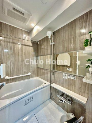 【浴室】 | セザール北綾瀬 | 【バスルーム】暖房換気乾燥機付きシステムバスルーム。暖房・冷風・換気・乾燥など、毎日を快適に過ごせるうれしい機能が揃っています。雨の日の洗濯物も安心です。