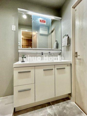 【独立洗面台】 | セザール北綾瀬 | 【洗面化粧台】洗面化粧台には三面鏡を採用。身だしなみを整えやすい事はもちろんですが、鏡の後ろに収納スペースを設ける事により、散らかりやすい洗面スペースをすっきりさせる事が出来るのも嬉しいですね