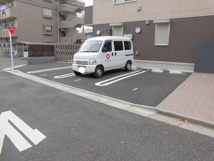 AROUSEの駐車場
