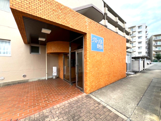 グローバル西明石のエントランス|毎日のお買い物に便利な業務スーパー明石店は徒歩9分（約670ｍ）。