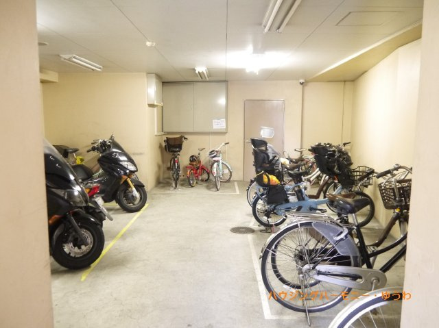 【駐輪場】 | スカーラ池袋西 | 屋根付きの駐輪場となっていますので、雨の日でも大切な自転車が濡れずに済みます。