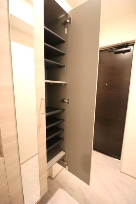 グラナーデ興宮町の玄関