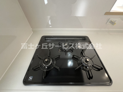 【キッチン】 | 袋井市梅山 2期 新築一戸建て 2号棟 | 3口ガスコンロ