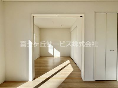 【洋室】 | 袋井市梅山 2期 新築一戸建て 2号棟 | LDK横の洋室4.5帖