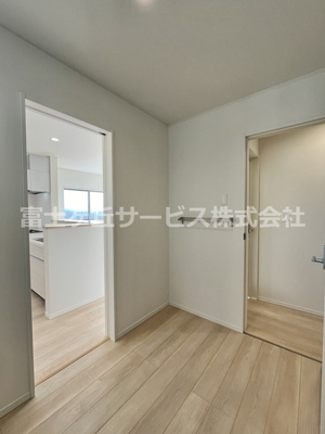 【脱衣所】 | 袋井市梅山 2期 新築一戸建て 2号棟 | 廊下とキッチン、2方向から入れます