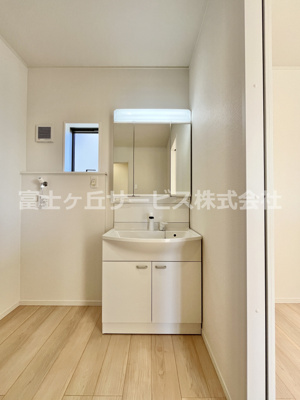 【独立洗面台】 | 袋井市梅山 2期 新築一戸建て 2号棟 | 独立洗面台、朝の身支度には欠かせません