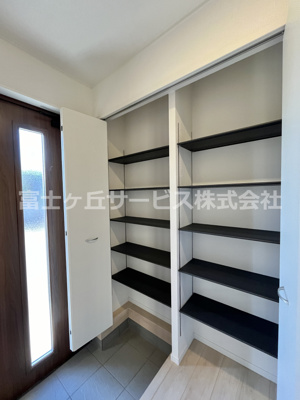 【玄関】 | 袋井市梅山 2期 新築一戸建て 2号棟 | 大容量のシューズボックス