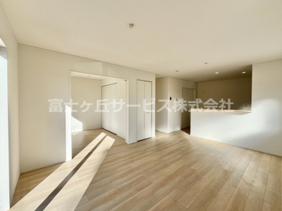 【居間・リビング】 | 袋井市梅山 2期 新築一戸建て 2号棟 | LDK16.5帖