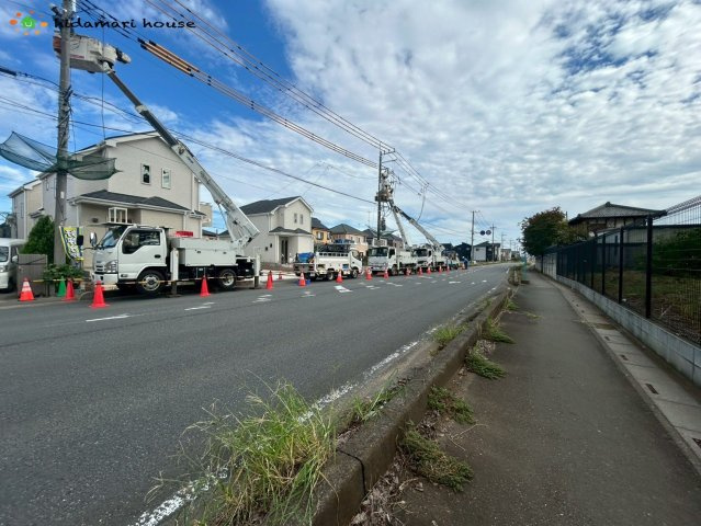 上尾市小泉3丁目　新築戸建　ハートフルAの前面道路含む現地写真