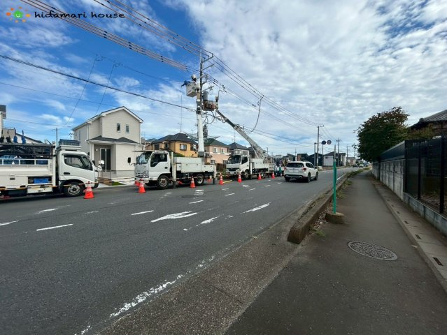 上尾市小泉3丁目　新築戸建　ハートフルCの前面道路含む現地写真