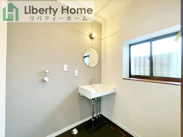 牛久市猪子町　中古戸建の独立洗面台