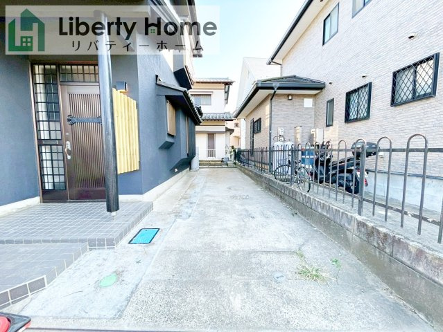 牛久市猪子町　中古戸建の駐車場