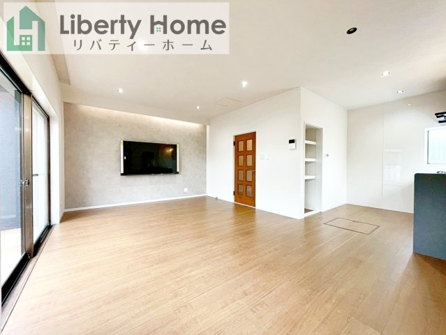 牛久市猪子町　中古戸建の居間・リビング|ご予約をいただければ、『平日の空いた時間』『周辺物件まとめて見たい』『1件だけ見たい』ももちろん可能です♪
お気軽にお問合せください♪