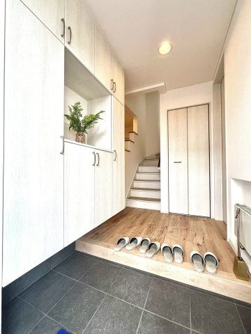 篠路8条6丁目の玄関|大容量のシューズボックス完備！