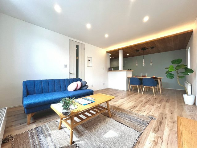 篠路8条6丁目の居間・リビング|リビング別角度！キッチン・給湯・暖房はプロパンガス！経済的なエコジョーズ完備！