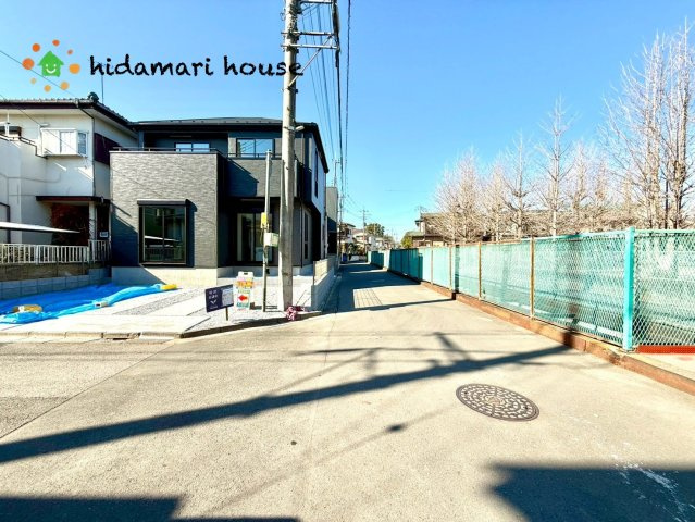 見沼区南中丸14期　新築戸建　グラファーレ01の前面道路含む現地写真