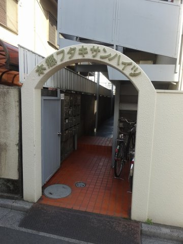 本郷フタキサンハイツのエントランス