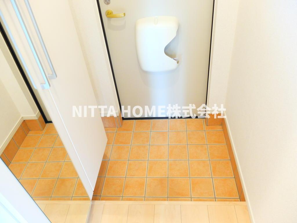 パルケ　レアルの玄関|玄関には鏡付きの大きなシューズボックス有り(*^^*)