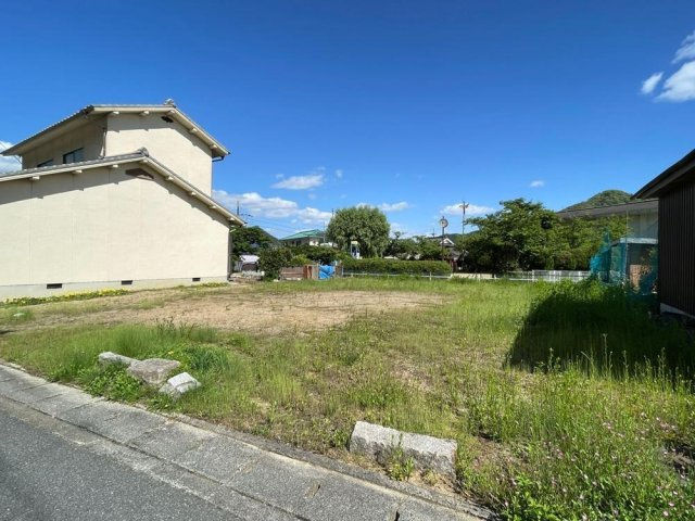 上郡町山野里の外観|【現地写真】
周辺は第一種住居地域です。広さ75坪超の整形地につき、設計プランの幅が広がります。