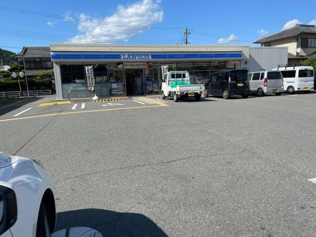 上郡町山野里の周辺|【ローソン上郡山野里店】
徒歩6分。何かちょこっと買い出しに行きたいときや、飲み物だけサッと買いたいときなどに、気軽に立ち寄れる距離にあります。