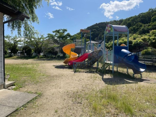 上郡町山野里の周辺|【丹桑児童公園】
徒歩2分。春には桜と藤の花が咲き誇り、『柳田の森』と言われる大きなシダレ柳がある公園です。お子様が遊べるカラフルな大型遊具が設置されています。
