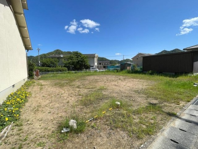 上郡町山野里の外観|【現地写真】
JR山陽本線「上郡」駅まで徒歩9分とアクセス良好！上郡町立山野里小学校まで徒歩3分、上郡町立上郡中学校まで徒歩15分、買い物施設まで徒歩6分など、子育て世帯が暮らしやすい住環境です。