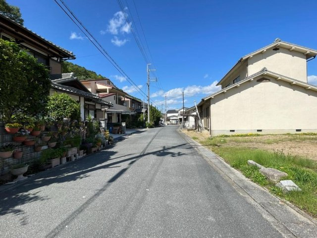 上郡町山野里の前面道路含む現地写真|【現地写真】
前面道路は敷地との高低差がほとんどなく、自転車や車の出し入れがスムーズです。アスファルト舗装された、見通しの良い道路は、お子さまが通学される際、安心できるポイントです。