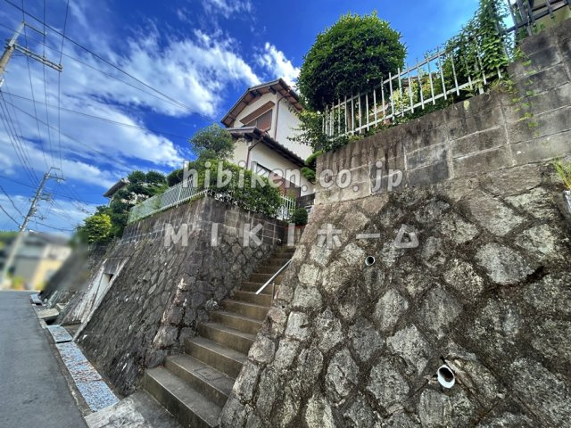 箕面市粟生間谷西７丁目　土地の前面道路含む現地写真