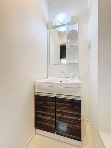 ペッパーコーンの洗面所|オシャレっ子の朝の仕度には不可欠なシャワー付き洗面台も完備