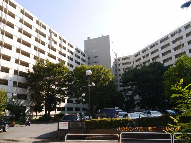 【外観】 | 赤羽台四丁目住宅 | 陽光浴びる外観がシンプルな外観をより際立たせ、人々の記憶に存在感を植え付けます。