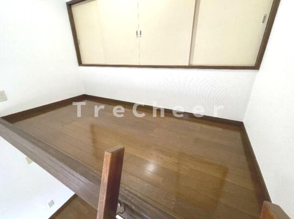 ガーデンヒルズ新倉B棟の洋室