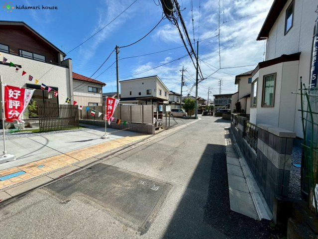北本市西高尾2丁目　新築戸建　ブルーミング02の前面道路含む現地写真