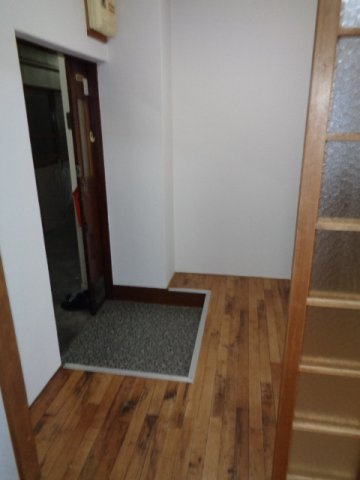 大阪市中央区谷町８丁目のアパートの玄関