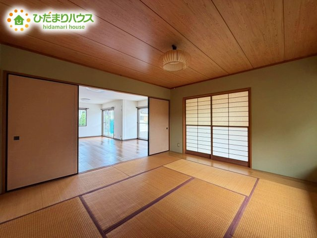 常陸太田市真弓町　中古戸建の和室|リビングと隣り合わせにある和室は合わせて24.2畳！扉を閉めれば、来客用の部屋として使えます♪