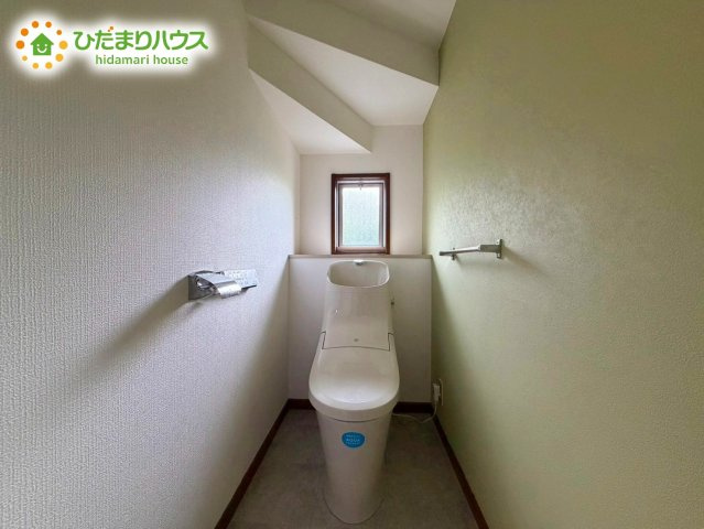 常陸太田市真弓町　中古戸建のトイレ|小窓が付いているので、トイレも明るい空間になっております♪