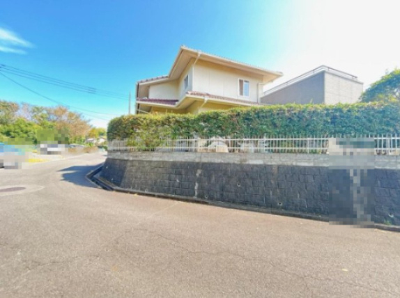 常陸太田市真弓町　中古戸建の前面道路含む現地写真