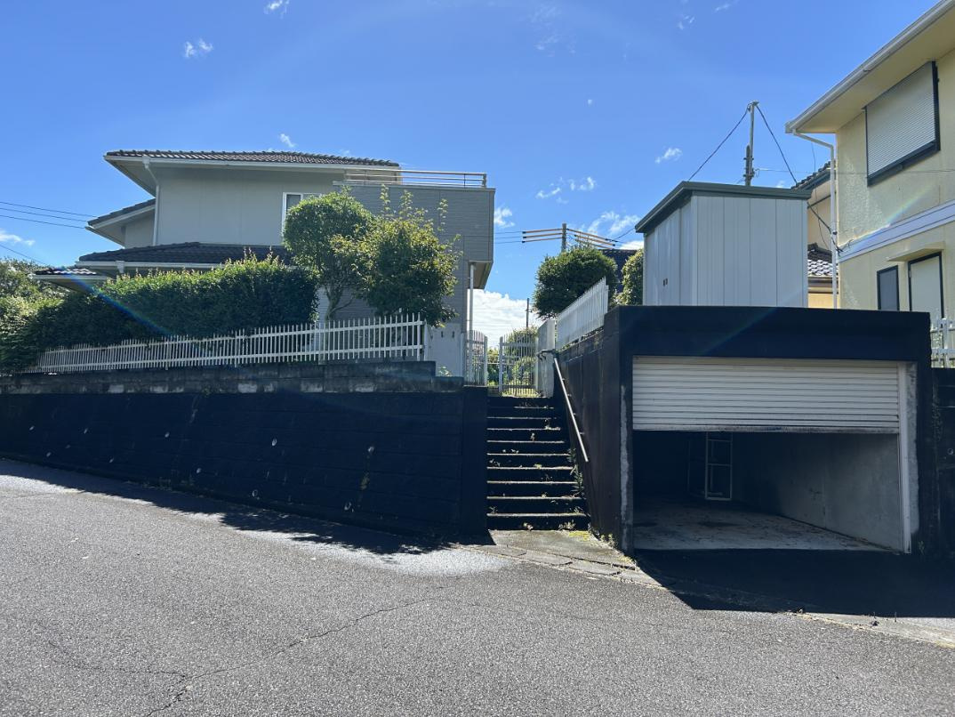 常陸太田市真弓町　中古戸建の前面道路含む現地写真