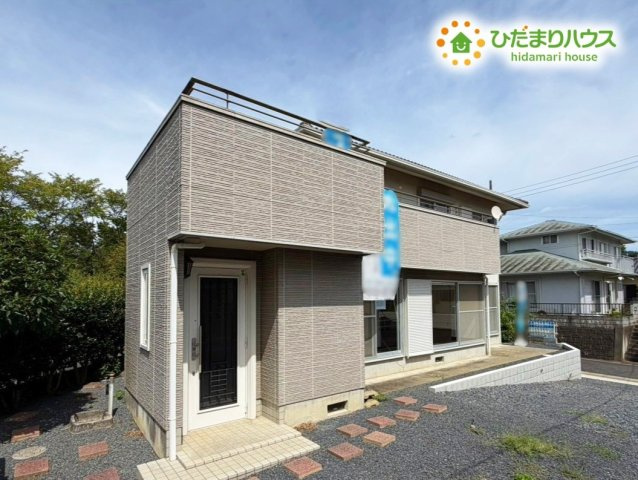 常陸太田市真弓町　中古戸建の居間・リビング|リビング大きな窓からは、暖かな日の光が降り注ぎます・・・